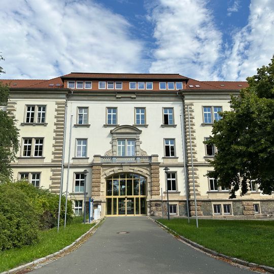 Sachgesamtheit Infanteriekaserne mit folgenden Einzeldenkmalen: dem Stabs-Gebäude , vier Mannschaftshäusern , dem Verheirateten-Wohngebäude und dem Ka