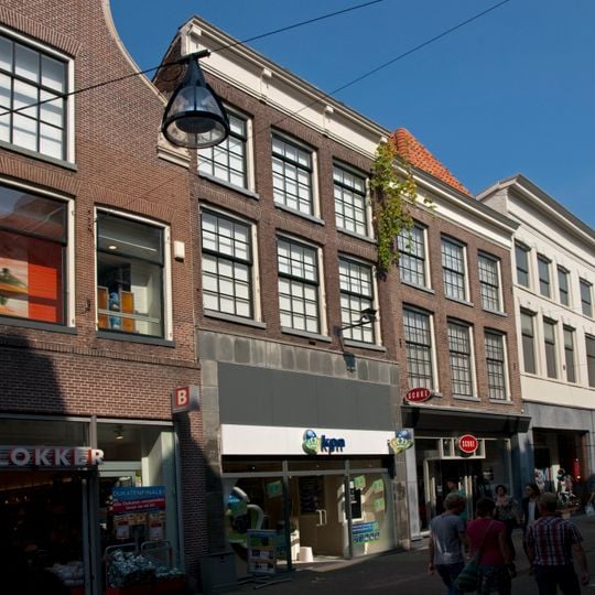 Pand met rechte lijstgevel en jongere onderpui