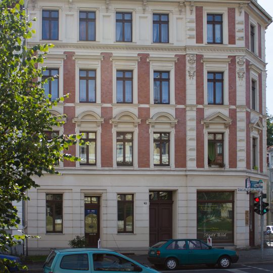 Mietshaus in geschlossener Bebauung, Eckhaus, mit Vorgarten Carl-von-Ossietzky-Straße 45