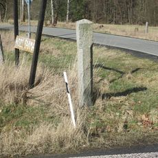 Milník na rozcestí v jižní části Lobendavy