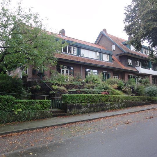 Rijtje van zes middenstandswoningen