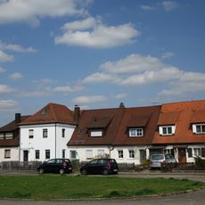 Geschlossene Reihe von sieben Kleinhäusern im Eckentaler Ortsteil Büg