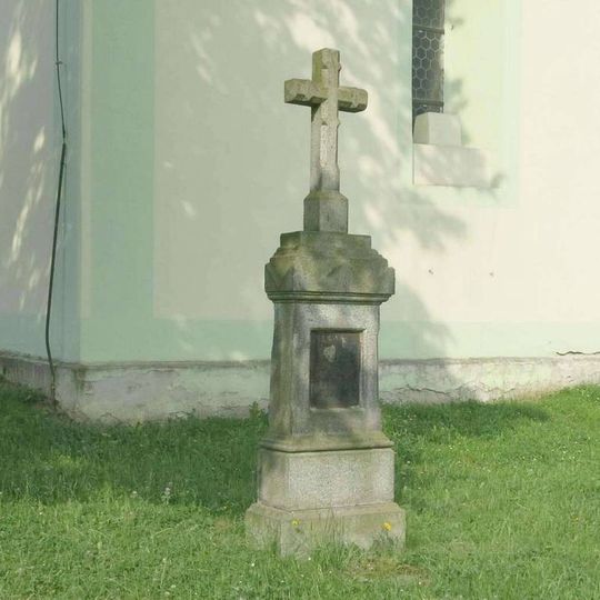 Kamenný kříž u kostela v Janovicích nad Úhlavou