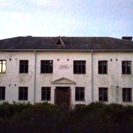 Здание школы с пришкольным участком