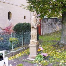 Socha svatého Jana Nepomuckého u kostela v Bezdězu