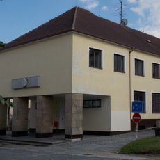 Pamětní deska Mikoláše Alše na budově pošty v Miroticích