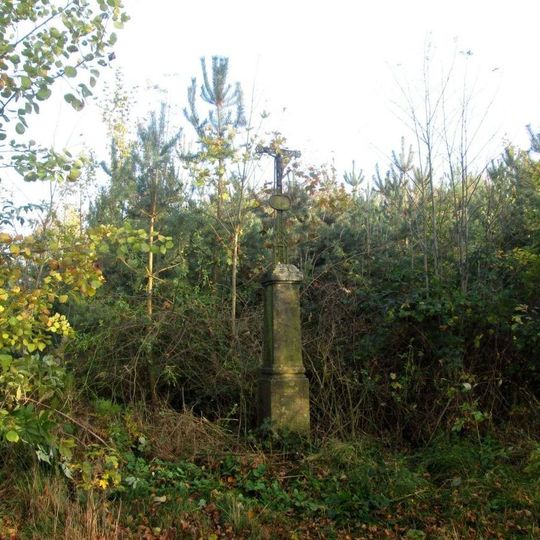 Kříž jihovýchodně od Bělčic u zahrady