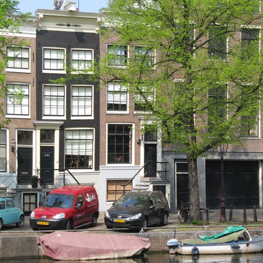 Pand met smalle gevel onder rechte lijst