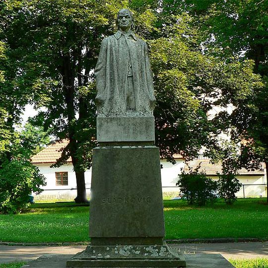 Mestský park, pomník so sochou
