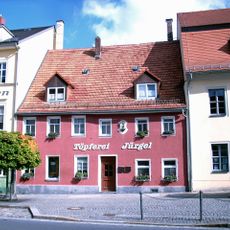 Wohnhaus in geschlossener Bebauung mit Hintergebäude (Dachgeschoss Fachwerk) und Brennhaus (mit Brennofen) der Töpferei Julius-Kühn-Platz 4