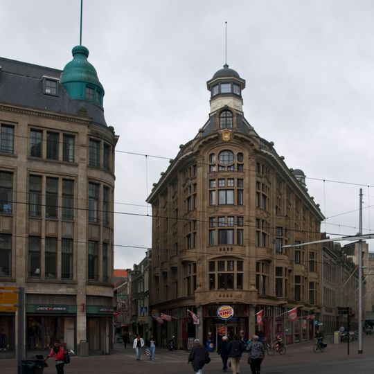 Voormalig modemagazijn in de historiserende stijl van de "Um 1800-Bewegung"