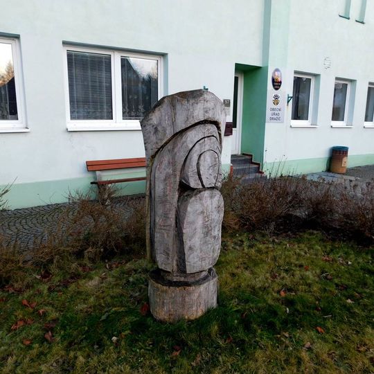 Dřevěná plastika před obecním úřadem v Dražíči