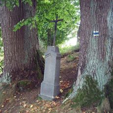 Kříž západně od Sedlce u rozcestí