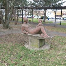 Socha matky s dítětem v parku na Náměstí Jaroslava Seiferta v Lobečku