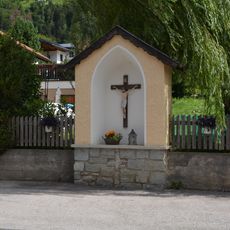 Nischenbildstock mit Kruzifix in Ainet