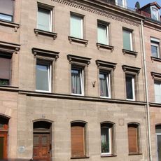 Mietshaus, ehemals mit Gaststätte „Zur Kapelle“