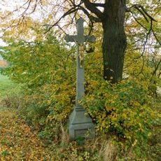 Kamenný kříž u silnice východně od Sněti