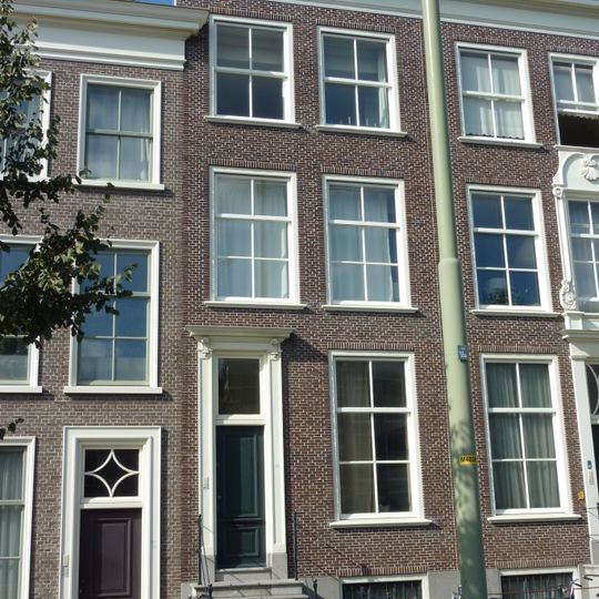 Pand met eenvoudige Lodewijk XVI gevel met rechte kroonlijst