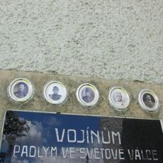 Pamětní deska padlým na kapli v Chrástově