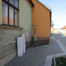 Kříž na rohu ulice 9. května a Křížové v Telči