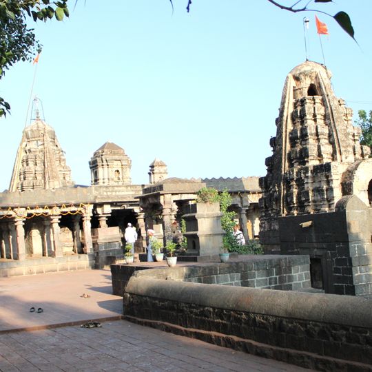 Temple of Haranareshwar Ardhanarinateshwar, one Hemadpanthi tank Vinagal stone kept in the comound
