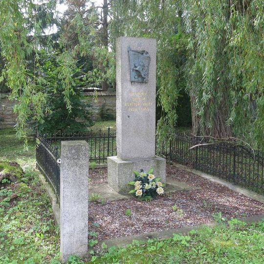 Pomník padlým na návsi v Zimoři