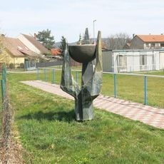 Kovová plastika u hřiště v Kravařích