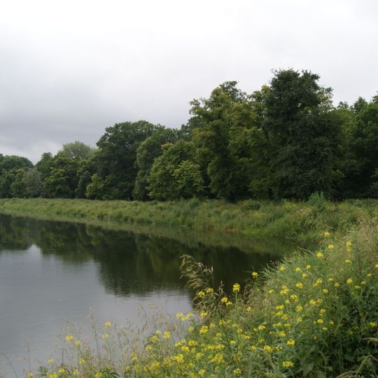 Park z sadzawką i odnogą rzeki Sławek