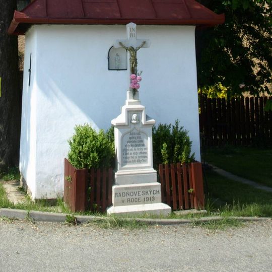 Kříž u kaple v Radňovsi