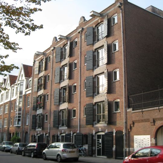 Drie geschakelde voormalige pakhuizen, genaamd 'Deli', 'Langkat' en 'serdang'