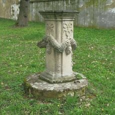 Ozdobný sloup v zámecké zahradě v Duchcově