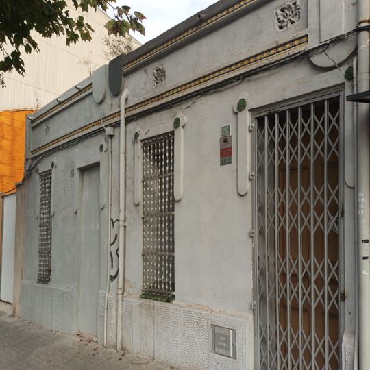 Dues cases aparellades al passeig de la Muntanya, 26-28