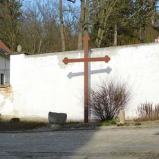 Kříž na farním dvoře v Třešti