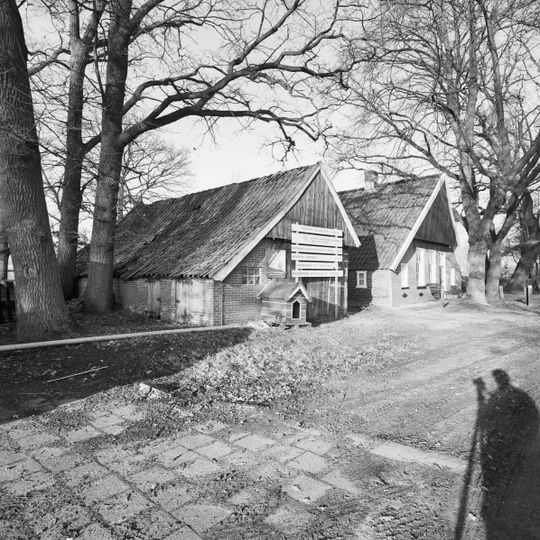 Vakwerkschuurde links van de boerderij staande vakwerkschuur