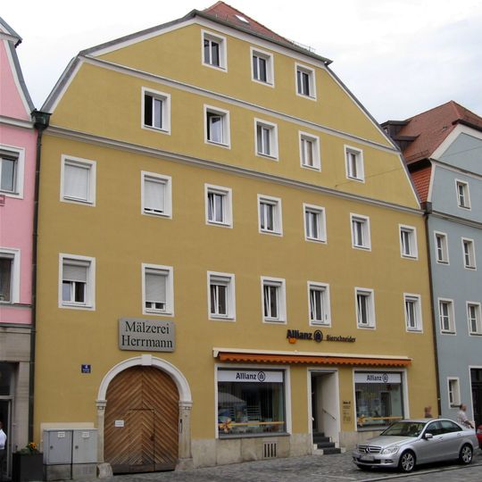 Wohn- und Geschäftshaus