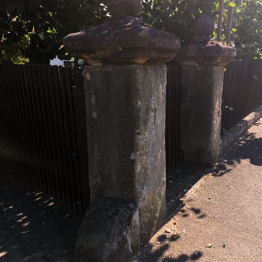 Barocke Hoftorpfosten mit Radabweisern und Kugelaufsätzen