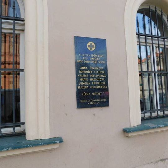 Pamětní deska dobrovolným sestrám Červeného kříže v Štefánikově ulici v Praze