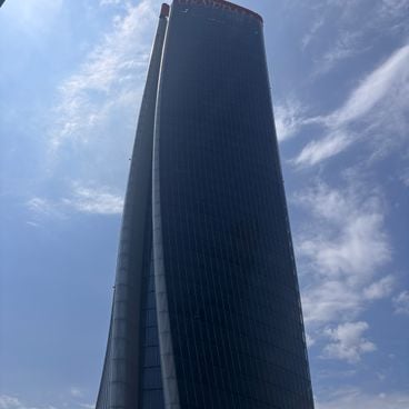革新的な回転デザインを持つねじれた建築タワー