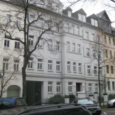 Mietshaus in geschlossener Bebauung mit Vorgarten und Einfriedung Humboldtstraße 13