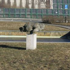 Socha Ležící žena před kinem Crystal v České Lípě