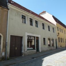 Wohnhaus mit Laden (originale Front) in geschlossener Bebauung Bahnhofstraße 2