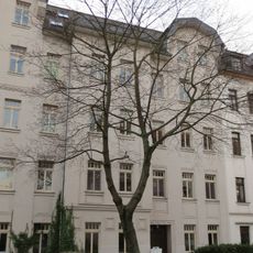 Mietshaus in geschlossener Bebauung mit Vorgarten Lohrstraße 35