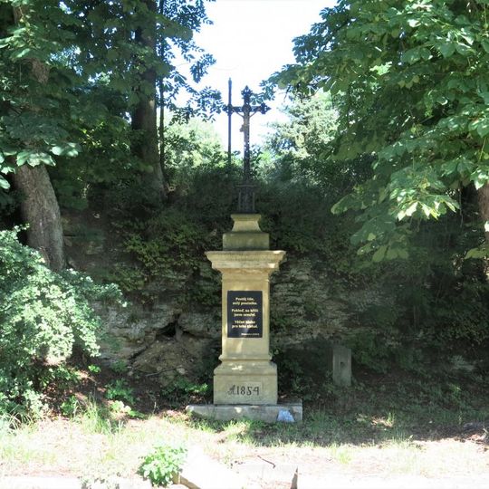 Kříž u pomníku v Kalovicích