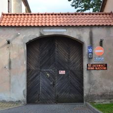 Ogrodzenie - mur obronny opasujący teren d. klasztoru