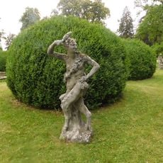 Socha Satyra v zámeckém parku ve Valči