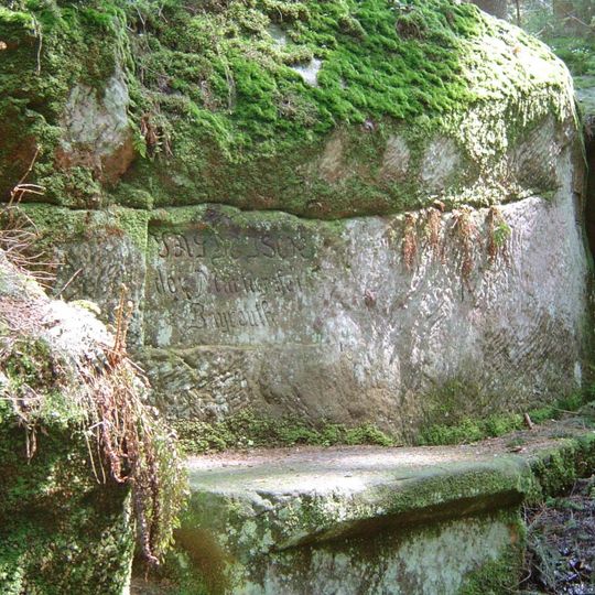 Sogenannter Jagdtisch der Markgrafen mit Sitzbank