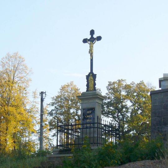 Kříž vedle schodů ke kostelu v Markvarticích