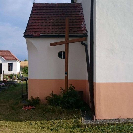 Misijní kříž u kostela ve Veliši