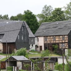 Scheune und Seitengebäude des Dreiseithofes Anton-Günther-Straße 4