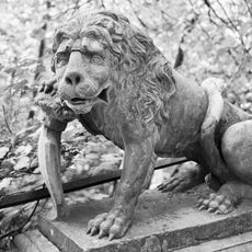 Epema State, wapenleeuwen aan weerszijden poortgebouw